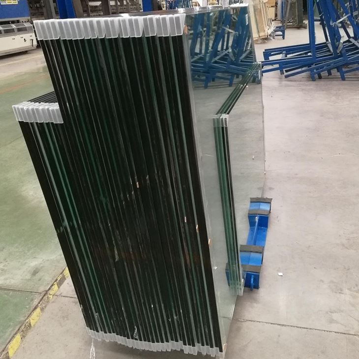 Lan can kính nổi rõ ràng