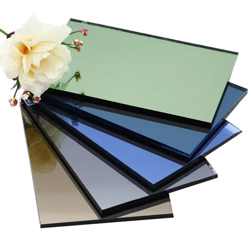 Gương trang trí với nhiều màu sắc và hình dạng khác nhau